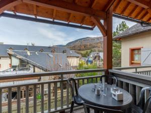 a patio with a table and chairs on a balcony at Appartement Saint-Lary-Soulan, 4 pièces, 8 personnes - FR-1-296-489 in Saint-Lary-Soulan