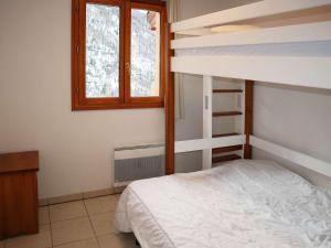 - une chambre avec des lits superposés et une fenêtre dans l'établissement Appartement Les Orres, 2 pièces, 5 personnes - FR-1-322-539, aux Orres