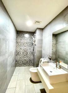 y baño con aseo y lavamanos. en Arte Mont Kiara by Keys Properties, en Kuala Lumpur