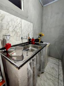 - une cuisine avec un évier et un comptoir dans l'établissement Solar palmer 6, à Cabo Frio