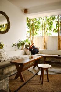 sala de estar con mesa de madera y sofá en The Nuga House, en Ahangama