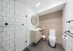 Koupelna v ubytování Harkham House - Stunning Property! + 36 fotografií