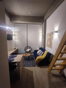 Zimmer mit einem Bett, einem Tisch und einem Schreibtisch in der Unterkunft Chic Loft en Chapinero 301 in Bogotá