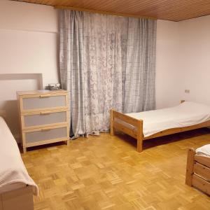 1 dormitorio con 2 camas, vestidor y ventana en Familienhaus en Niedenstein