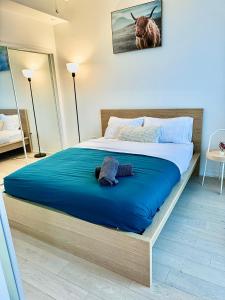 1 dormitorio con 1 cama grande con sábanas azules en Cozy 2 Bedroom by Eaton Centre Mall, en Toronto