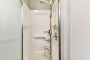 een douche in een badkamer met een glazen deur bij All Points' End in Naples