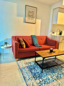 Et opholdsområde på Cozy 2 Bedroom by Eaton Centre Mall