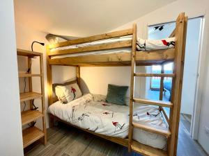 1 Schlafzimmer mit 2 Etagenbetten in einem Zimmer in der Unterkunft Appartement Notre-Dame-de-Bellecombe, 3 pièces, 4 personnes - FR-1-505-203 in Notre-Dame-de-Bellecombe