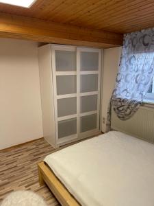 Habitación pequeña con cama y ventana en Familienhaus en Niedenstein