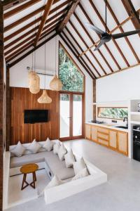 een woonkamer met een witte bank en een tafel bij New 1 Bedroom Villa Baru 9 in Canggu