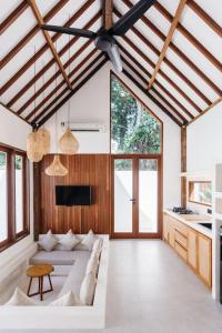 ein Wohnzimmer mit einem weißen Sofa und einigen Fenstern in der Unterkunft New 1 Bedroom Villa Baru 9 in Canggu