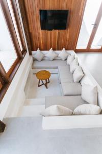 ein Wohnzimmer mit einem Sofa und einem Tisch in der Unterkunft New 1 Bedroom Villa Baru 9 in Canggu