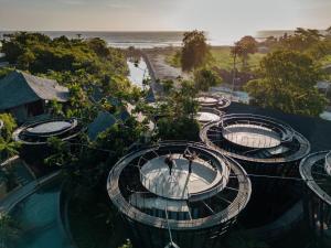 uma vista superior de um resort com árvores e o oceano em Canggu Cabana Resort By Ini Vie Hospitality em Canggu