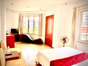 ein Schlafzimmer mit einem Bett und einem großen Fenster in der Unterkunft Vera Hotel Hà Nội in Hanoi