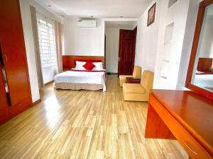 um quarto com uma cama com almofadas vermelhas em Vera Hotel Hà Nội em Hanói