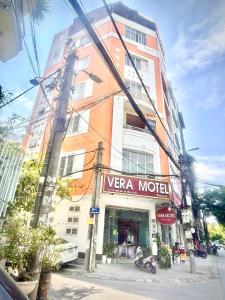 ein hohes Gebäude mit einem Vera Motel Schild davor in der Unterkunft Vera Hotel Hà Nội in Hanoi
