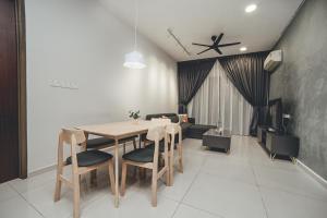 Χώρος καθιστικού στο Amberside Comfy Stay 3BR in Danga Bay by Our Stay