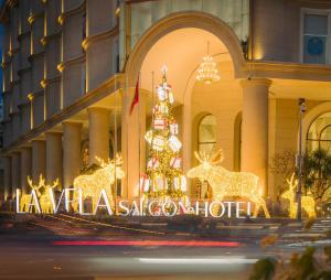 胡志明市的住宿－La Vela Saigon Hotel，酒店前的圣诞展品
