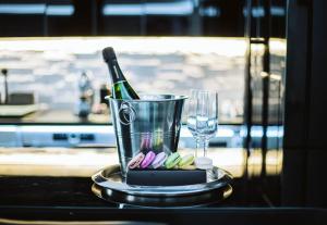 einen Tisch mit einem Eimer mit einer Flasche und einem Glas in der Unterkunft Modern Loft in Paris Center! in Paris
