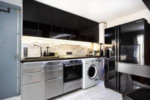 eine Küche mit Waschmaschine und Geschirrspüler in der Unterkunft Modern Loft in Paris Center! in Paris