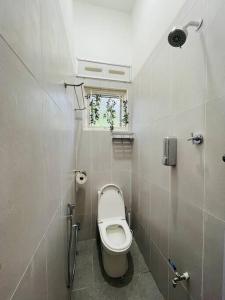 een kleine badkamer met een toilet en een douche bij GreenPine Kota Tinggi Homestay in Kota Tinggi