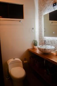 ein Bad mit einem WC und einem Waschbecken in der Unterkunft VILLA LAS LAPAS in San Buenaventura