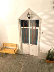 a door with a bench in front of it at Céntrico Aparta Hotel, #3 Privado, ideal familias o trabajo in Puebla