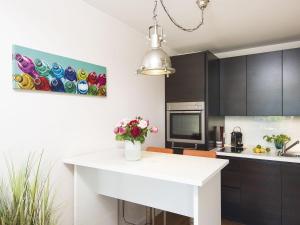 eine Küche mit einer weißen Arbeitsplatte in einem Zimmer in der Unterkunft Strandidyll in Kampen