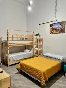 a bedroom with two bunk beds and a yellow bed at Céntrico Aparta Hotel, #3 Privado, ideal familias o trabajo in Puebla