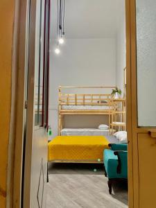 1 dormitorio con litera y colchón amarillo en Céntrico Aparta Hotel, #3 Privado, ideal familias o trabajo en Puebla