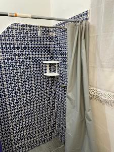 uma casa de banho com uma cortina de chuveiro em Céntrico Aparta Hotel, #3 Privado, ideal familias o trabajo em Puebla