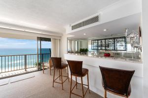 una cocina con un bar con vistas al océano en De Ville Apartments, en Gold Coast