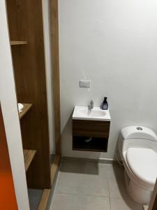ein Bad mit einem WC und einem Waschbecken in der Unterkunft Hospedajes Silk Road in Tuluá