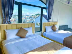 Postel nebo postele na pokoji v ubytování Torino Hotel Dalat
