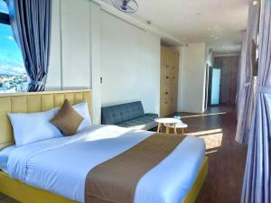 Postel nebo postele na pokoji v ubytování Torino Hotel Dalat