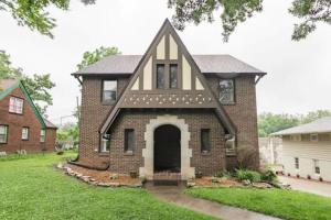 een stenen huis met een gambrel dak bij 3 Br For 9 Guests -large Beautiful 3 Story Duplex in Des Moines