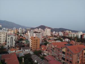 uma cidade com edifícios e montanhas ao fundo em Céntrico Depto. en el Prado em Cochabamba
