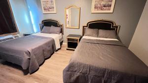 Postel nebo postele na pokoji v ubytování Texas Lodge Kenedy