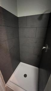 ein Bad mit Dusche und WC in der Unterkunft Texas Lodge Kenedy in Kenedy