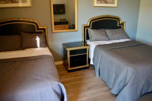 Postel nebo postele na pokoji v ubytování Texas Lodge Kenedy