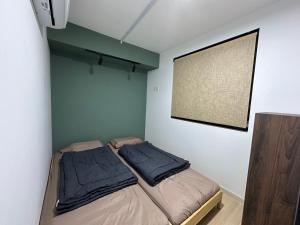 Kampong PendasにあるIskandar Puteri Sunway Grid Residence Deluxe Loft by Ningle Loftのベッドルーム1室(ベッド2台、壁掛けスクリーン付)