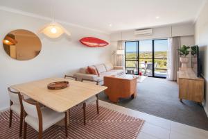 uma sala de estar com uma mesa e um sofá em Panorama at Margarets Beach em Gnarabup