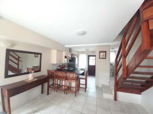 eine Küche und ein Esszimmer mit einer Treppe in einem Haus in der Unterkunft Modern two bedroom apartment. in Port Alfred