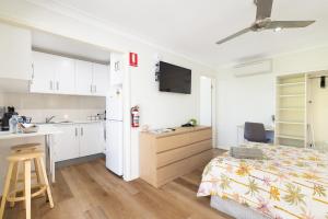 cocina y dormitorio con cama y escritorio en Studio, Popcorn, Close to transport & Restaurants! en Brisbane