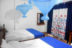 Postel nebo postele na pokoji v ubytování Queen Inn Anuradhapura