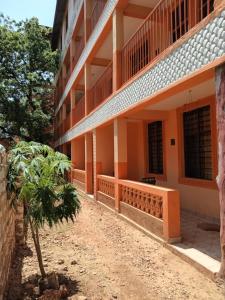 un bâtiment avec un arbre en face dans l'établissement Marieella homes, à Ukunda