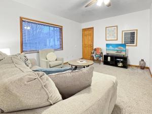 een woonkamer met een bank en een tafel bij 3bed Cozy House In Quiet Neighborhood in Des Moines