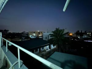 einen Blick auf die Stadt in der Nacht vom Balkon aus in der Unterkunft HOTEL 229 42 in Cotonou