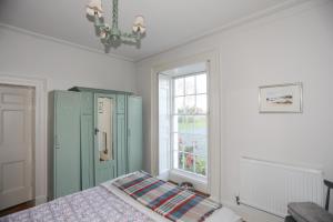 una camera con letto e finestra di Towyn Lodge a Trearddur
