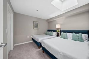 洛杉磯的住宿－Exquisite Ocean View 2-Story Haven Top floor，卧室设有两张蓝色和白色的床